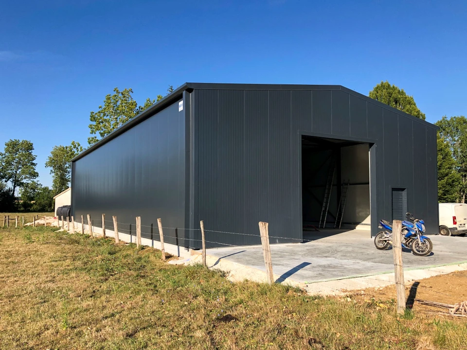 Ouvriers sur chantier de construction coulant du béton dans des coffrages en bois